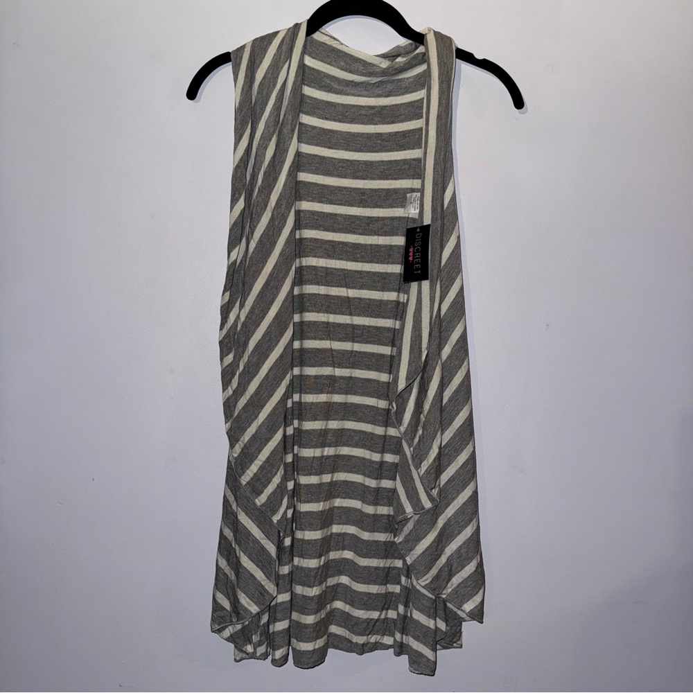 Discreet women’s size small Vest gray white stripes
